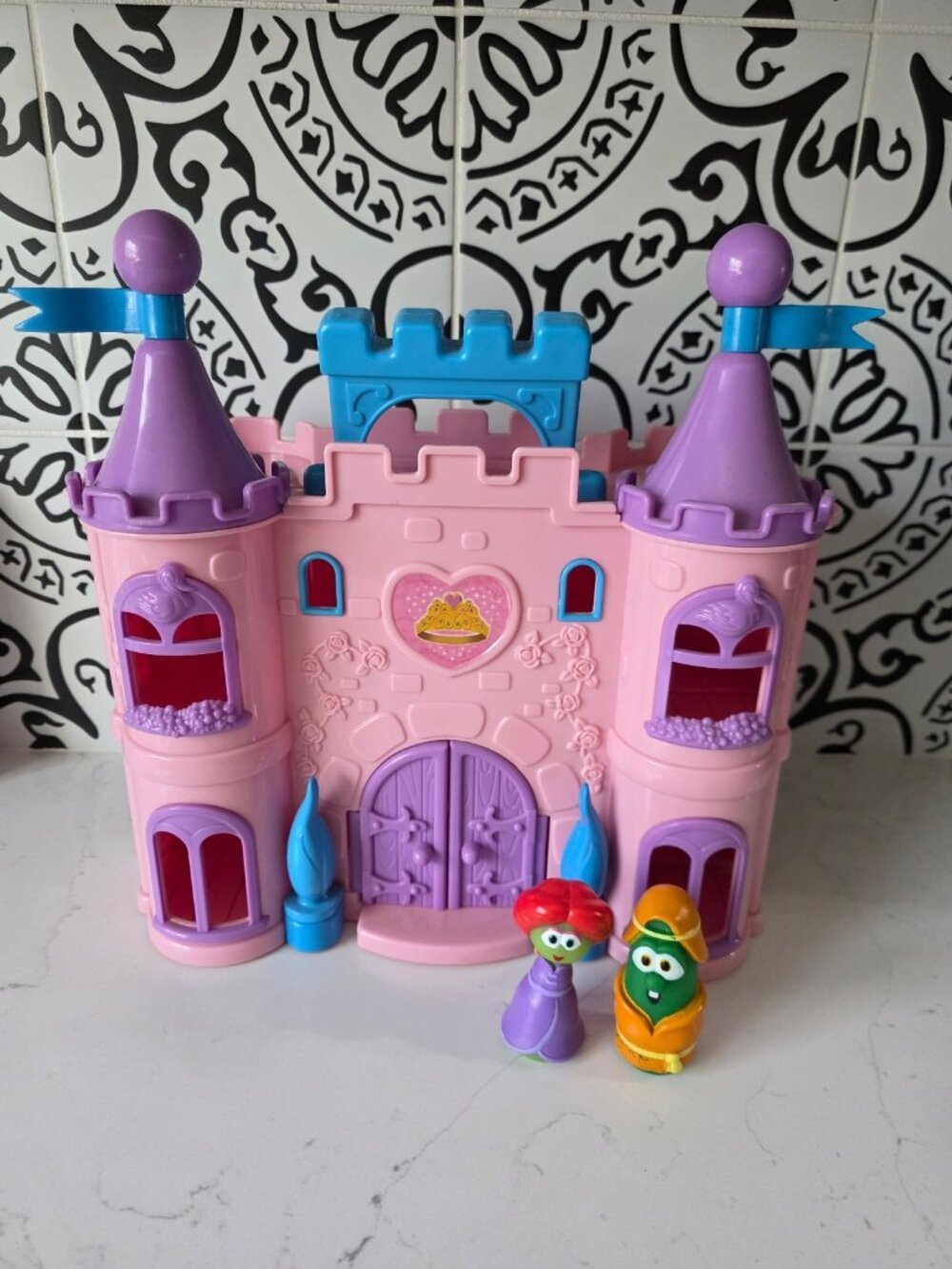 Veggie Tales Princess Castle with 2 characters Princess SweetPea and Larry